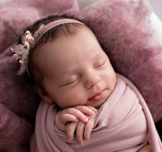 Newborn-Baby-Mädchen-rosa-Lächeln