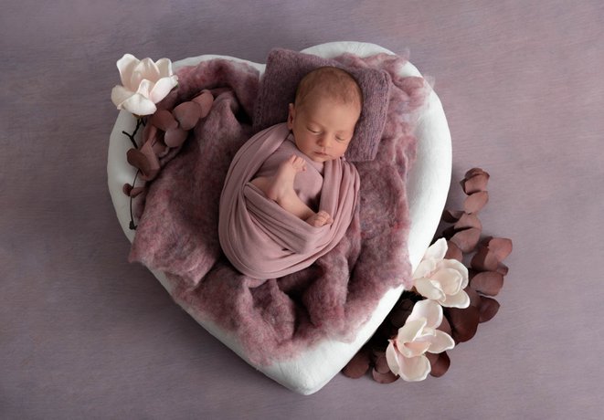 Newborn-Baby-Mädchen-Herz