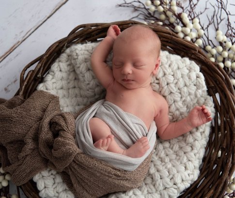 Newborn-Baby-Junge-naturfarben-viktoria-hofer-photography